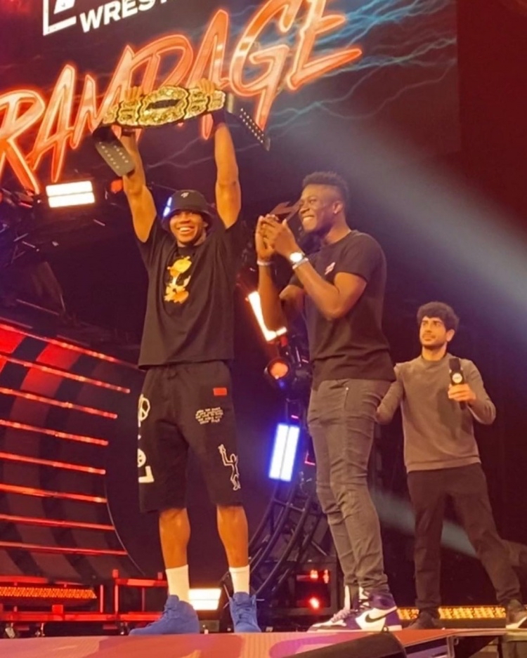 西亚卡姆回归赛场，赛况扑朔迷离首场状态亮眼，TL观众沸腾！