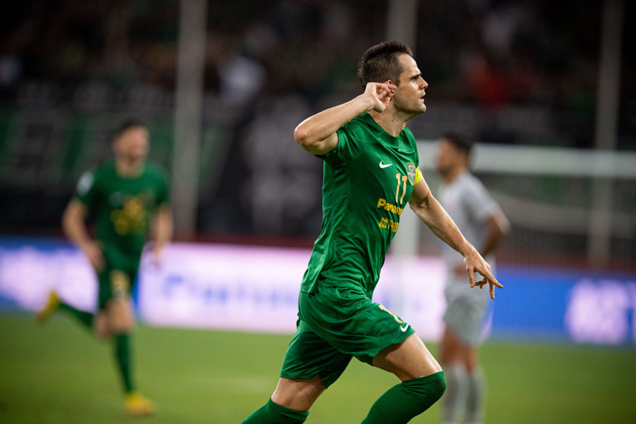  重返赛场引爆全场！，西亚卡姆意外战胜西班牙队观众掌声雷动